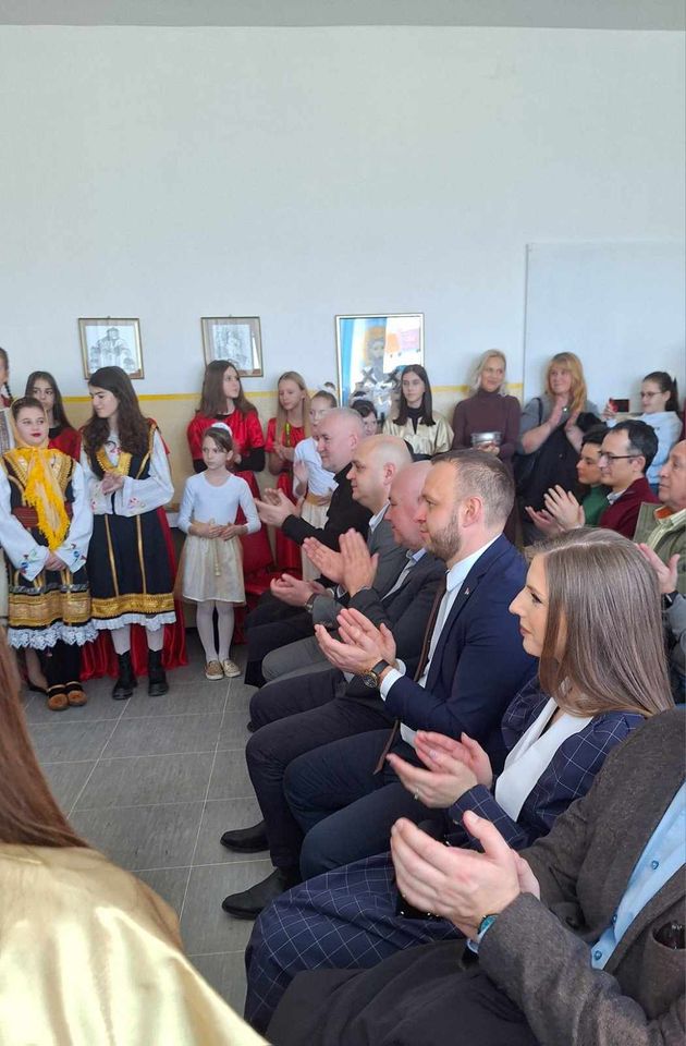 Lijepa slika iz JU OŠ "Dvorovi"- Učenici generacije kumovali na školskoj slavi!