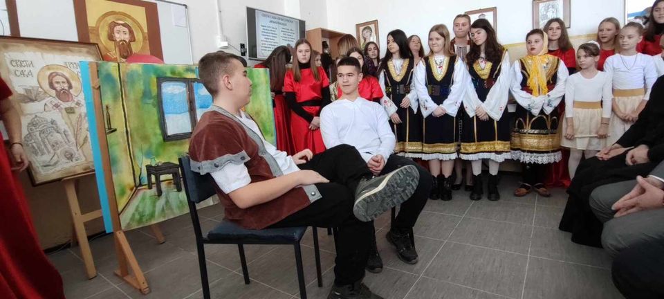 Lijepa slika iz JU OŠ "Dvorovi"- Učenici generacije kumovali na školskoj slavi!