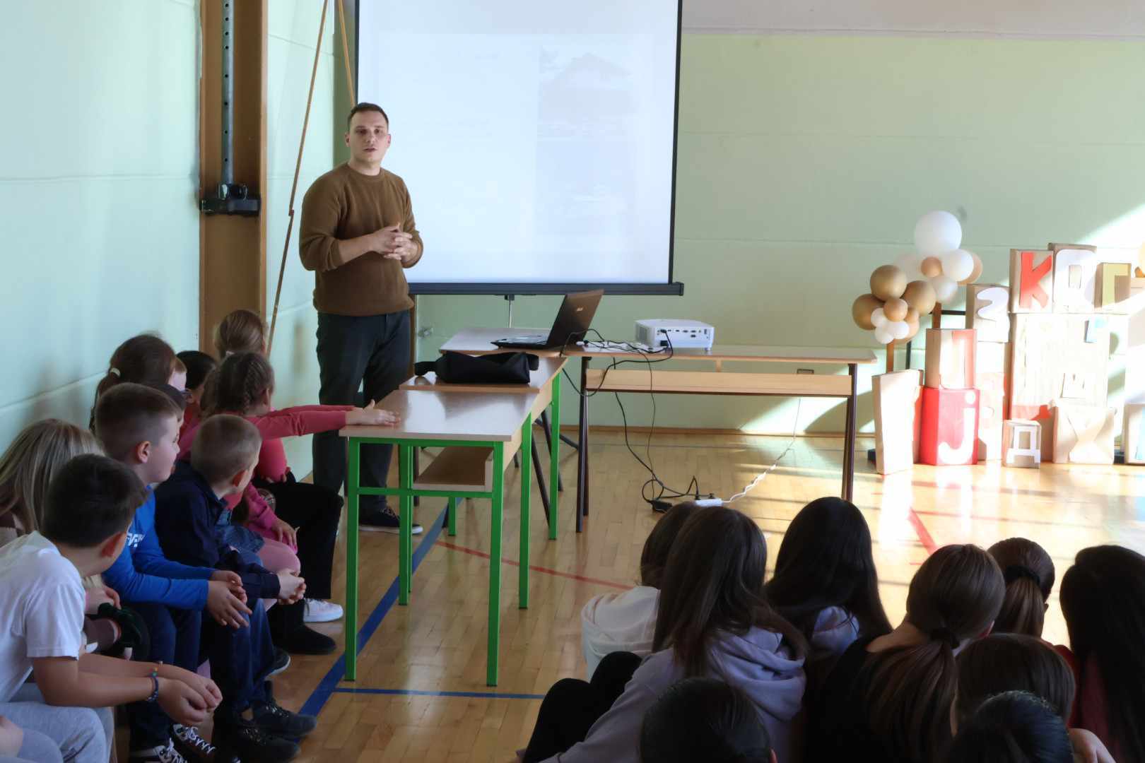 UČENICI ODUŠEVILI SVOJIM ANGAŽMANOM U školi u Donjoj Trnovi obilježena 160. godišnjica smrti Vuka Karadžića