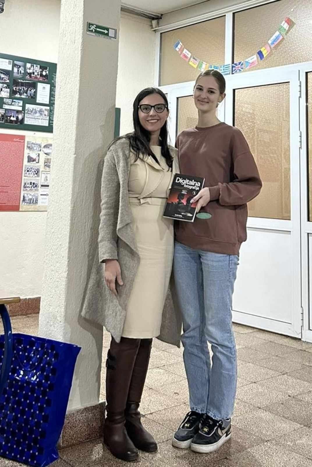 U Gimnaziji održano predavanje i proglašeni pobjednici konkursa ,,Fotoaparatom, a ne metkom”