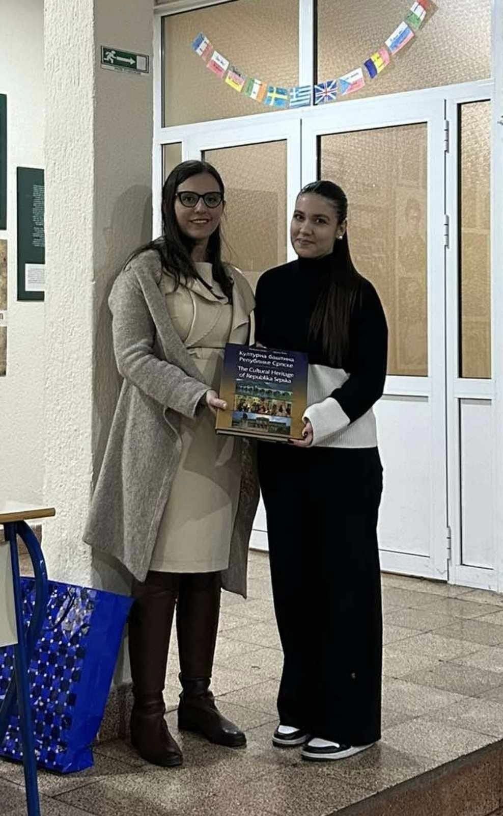 U Gimnaziji održano predavanje i proglašeni pobjednici konkursa ,,Fotoaparatom, a ne metkom”