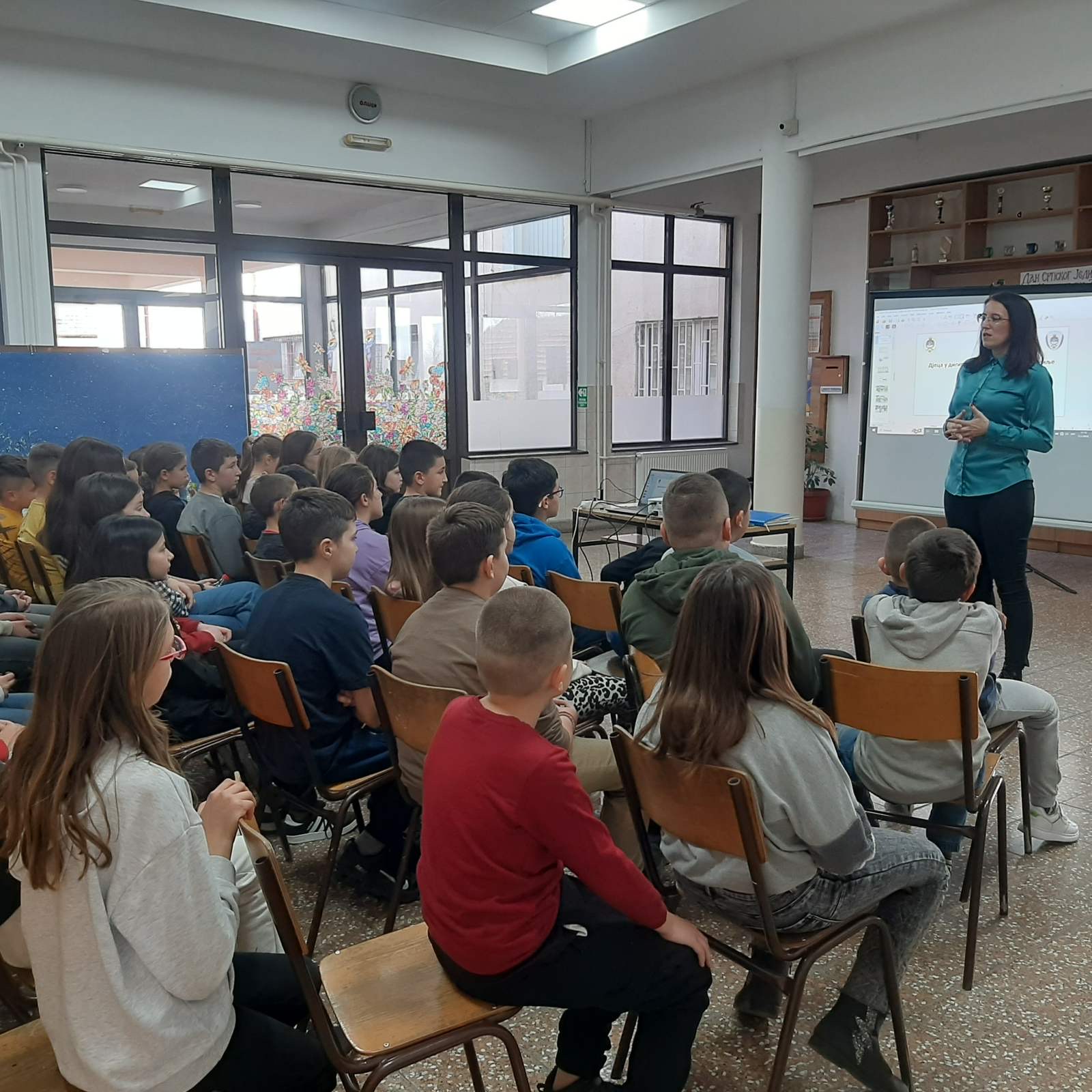U školi u Velikoj Obarskoj održano edukativno predavanje na temu "Sigurnost djece na Internetu" (FOTO)