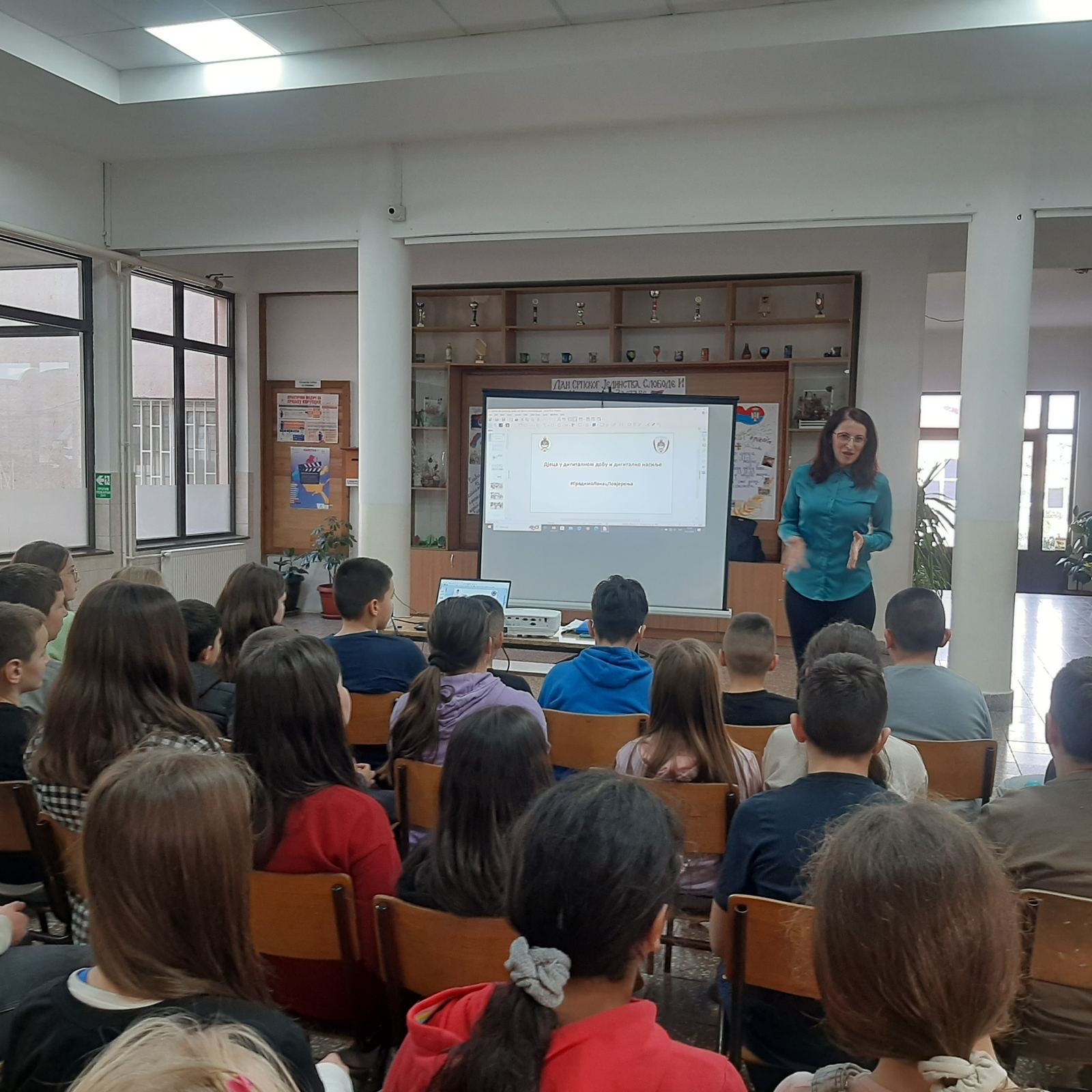 U školi u Velikoj Obarskoj održano edukativno predavanje na temu "Sigurnost djece na Internetu" (FOTO)