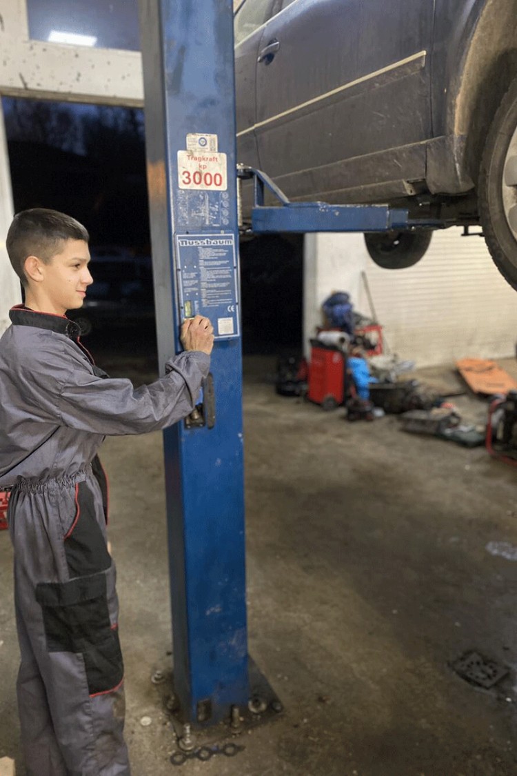 Vukašin (13) je najmlađi automehaničar u Srbiji: Uči i zarađuje (FOTO)