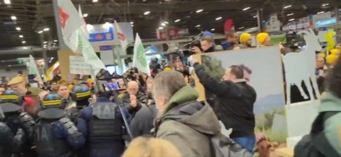 Farmeri upali na sajam poljoprivrede u Parizu (VIDEO)