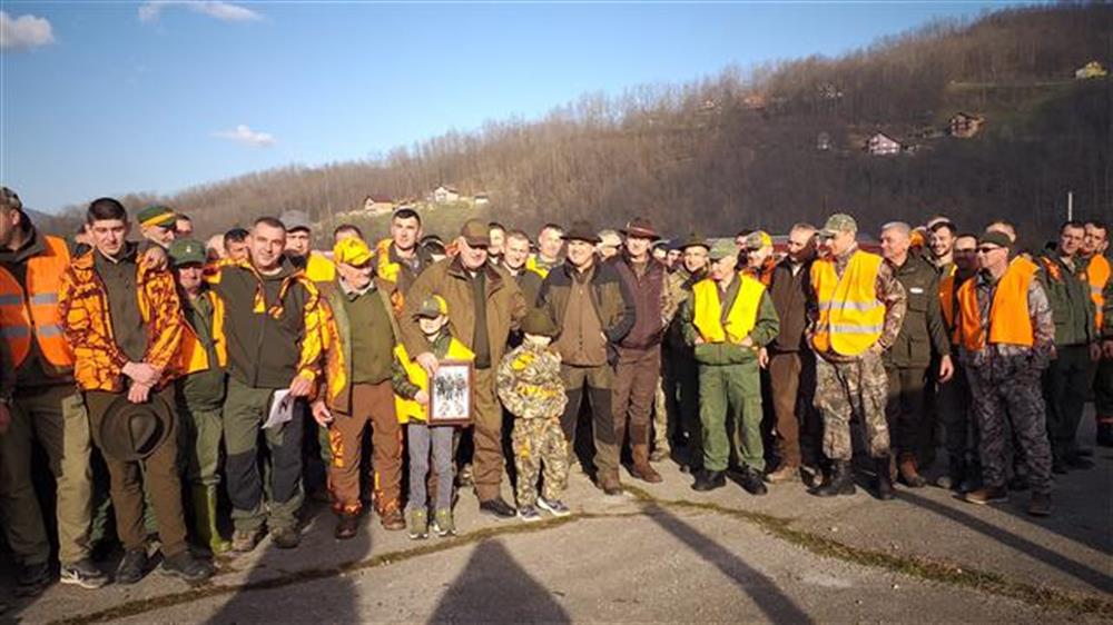 U hajci na vuka oko 400 lovaca, među njima i premijer Višković (FOTO)