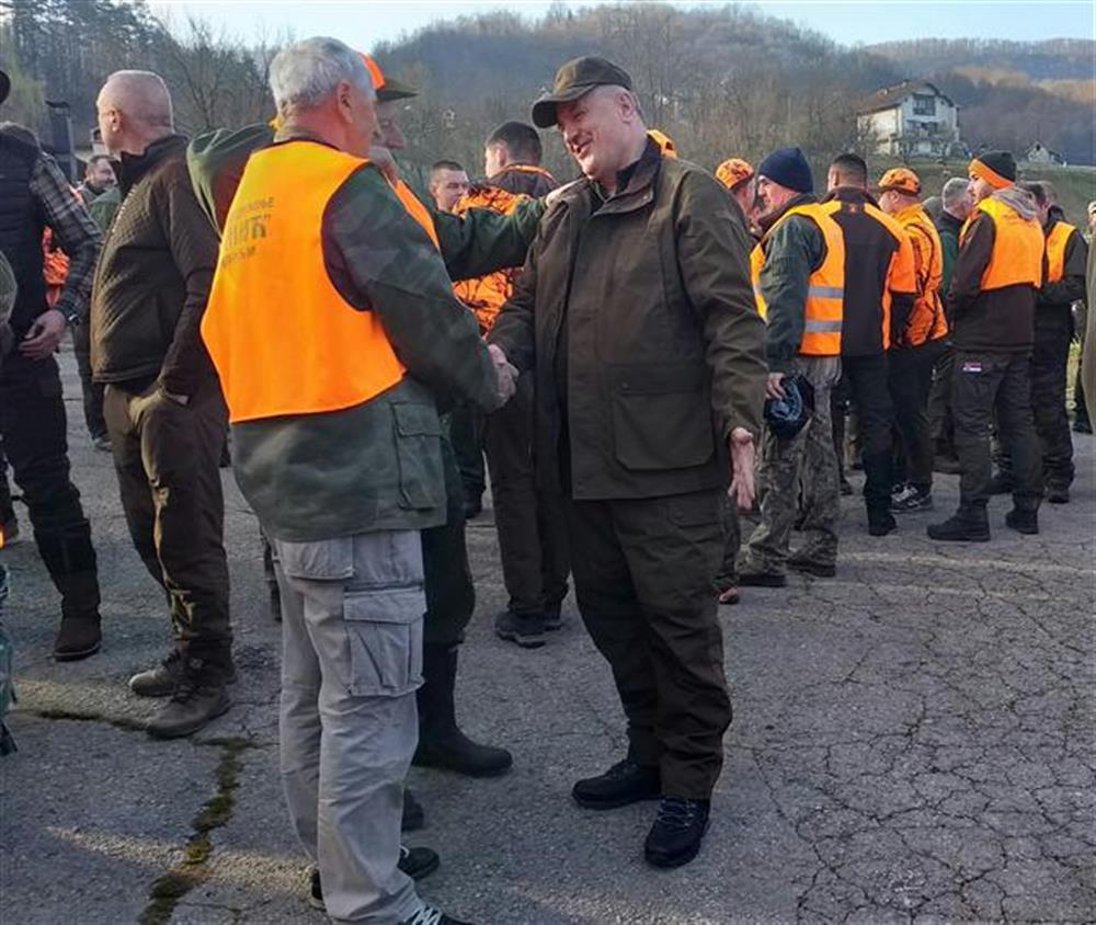 U hajci na vuka oko 400 lovaca, među njima i premijer Višković (FOTO)