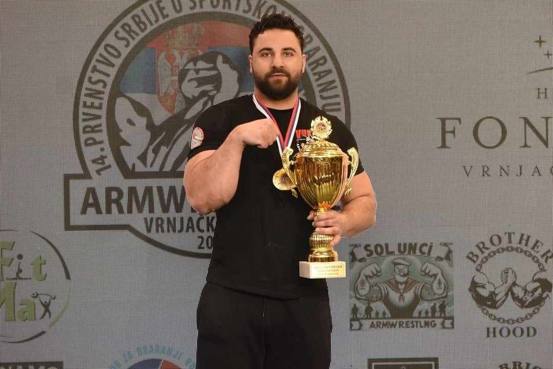 Ljubo Krstić iz Bijeljine apsolutni šampion Srbije u sportskom obaranju ruke FOTO