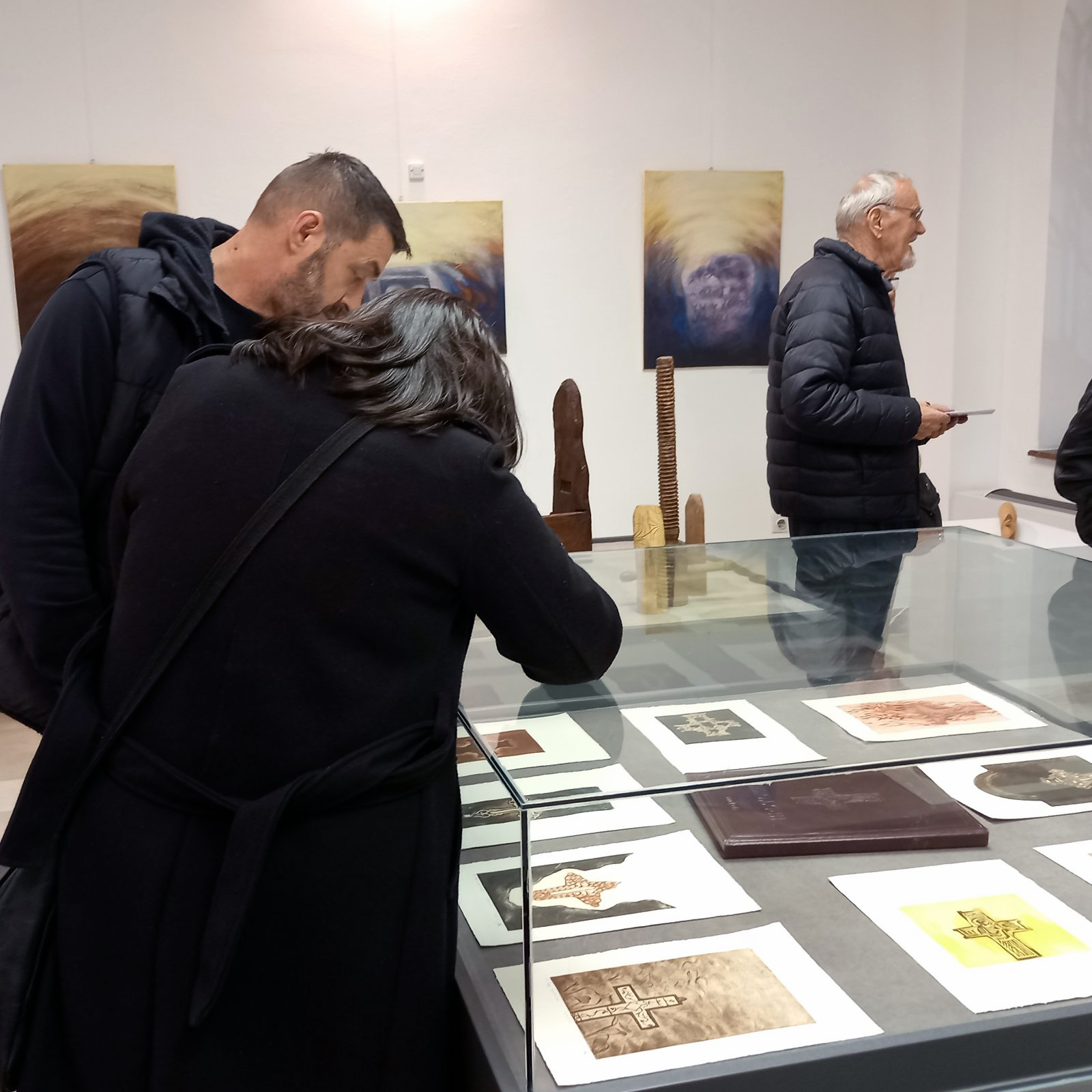 Izložba slika, skulptura i instalacija otvorena u Muzeju Semberije