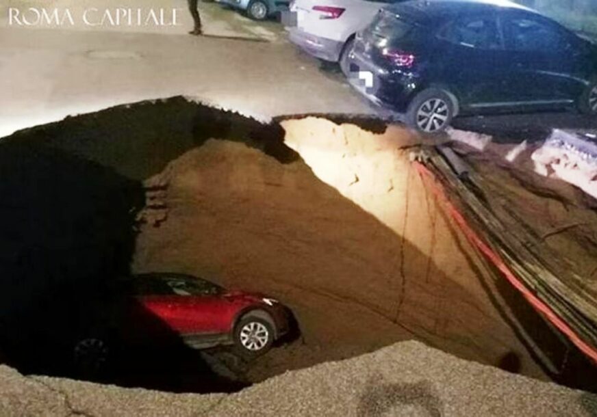 Rupa duboka 10 metara progutala automobile u Rimu