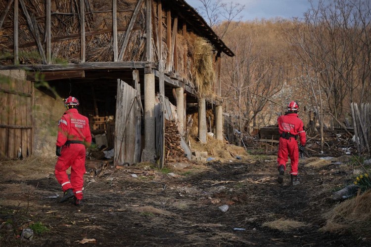 Specijalci MUP-a detaljno pretražuju teren oko kuće ispred koje je Danka nestala (FOTO)