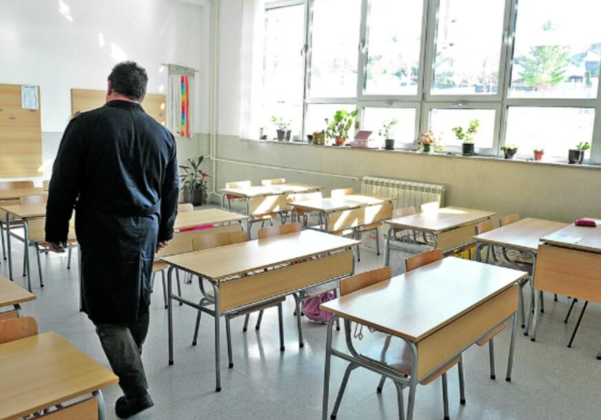 Srbija: Učenik prvog razreda šutnuo učiteljicu na času, prevezena u bolnicu
