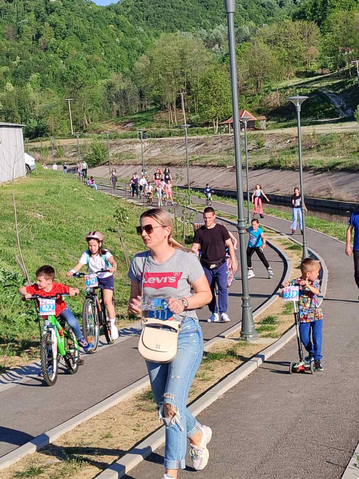 U UGLJEVIKU ODRŽANA BICIKLIJADA: Biciklima, rolerima i trotinetima napravili „krug zdravlja“