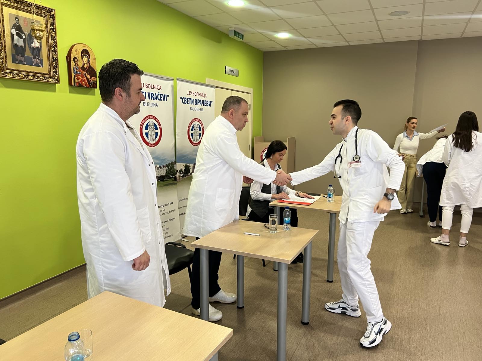 Maksimović uručio 16 specijalizacija FOTO