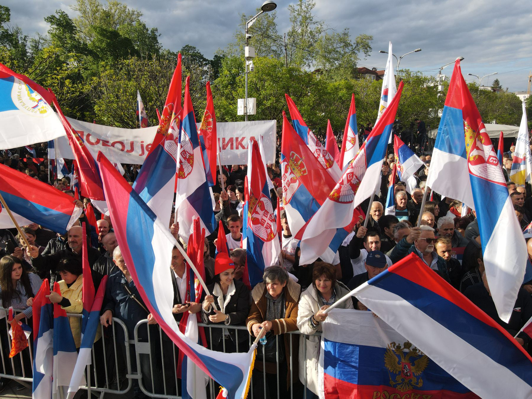 U Banjaluci počeo miting "Srpska te zove"