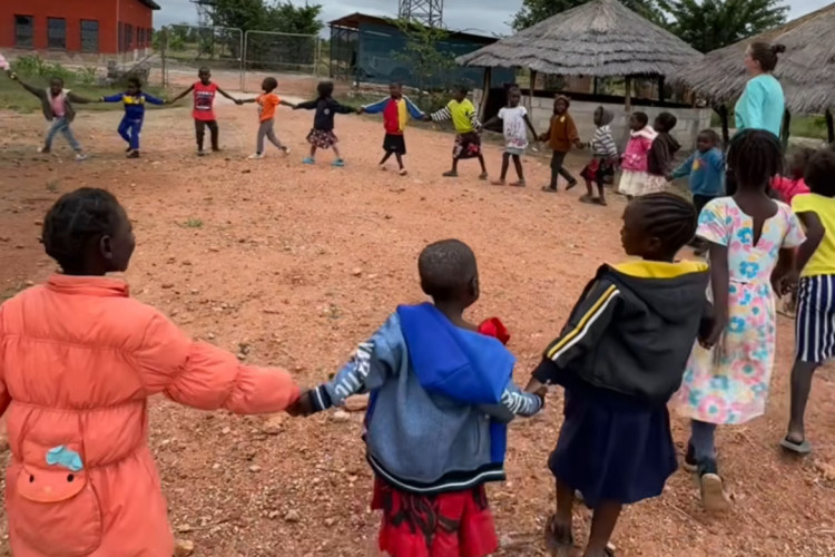 Nevjerovatan video: Djeca u Africi igraju “Ringe ringe raja” (VIDEO)