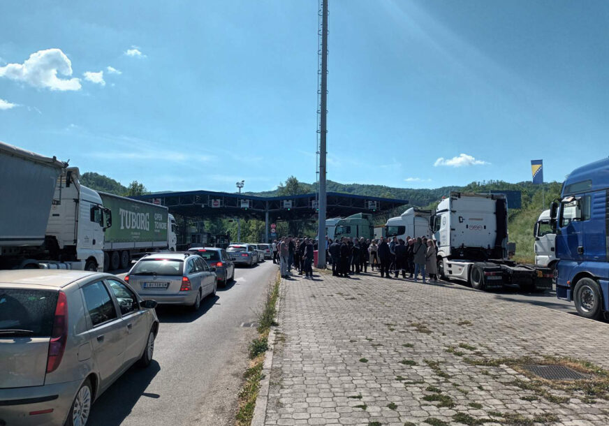 Protest prevoznika na graničnom prelazu: Zbog dotrajalog mosta na Drini, u Zvorniku otežano i poslovanje i svakodnevni život