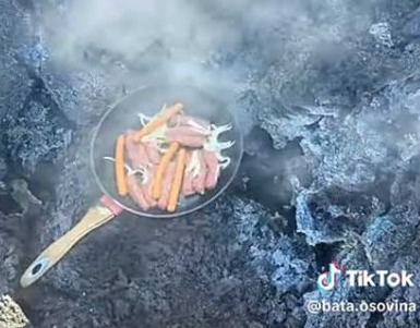 Momci sa Balkana pekli roštilj ispod vulkana dok izbacuje lavu (VIDEO)