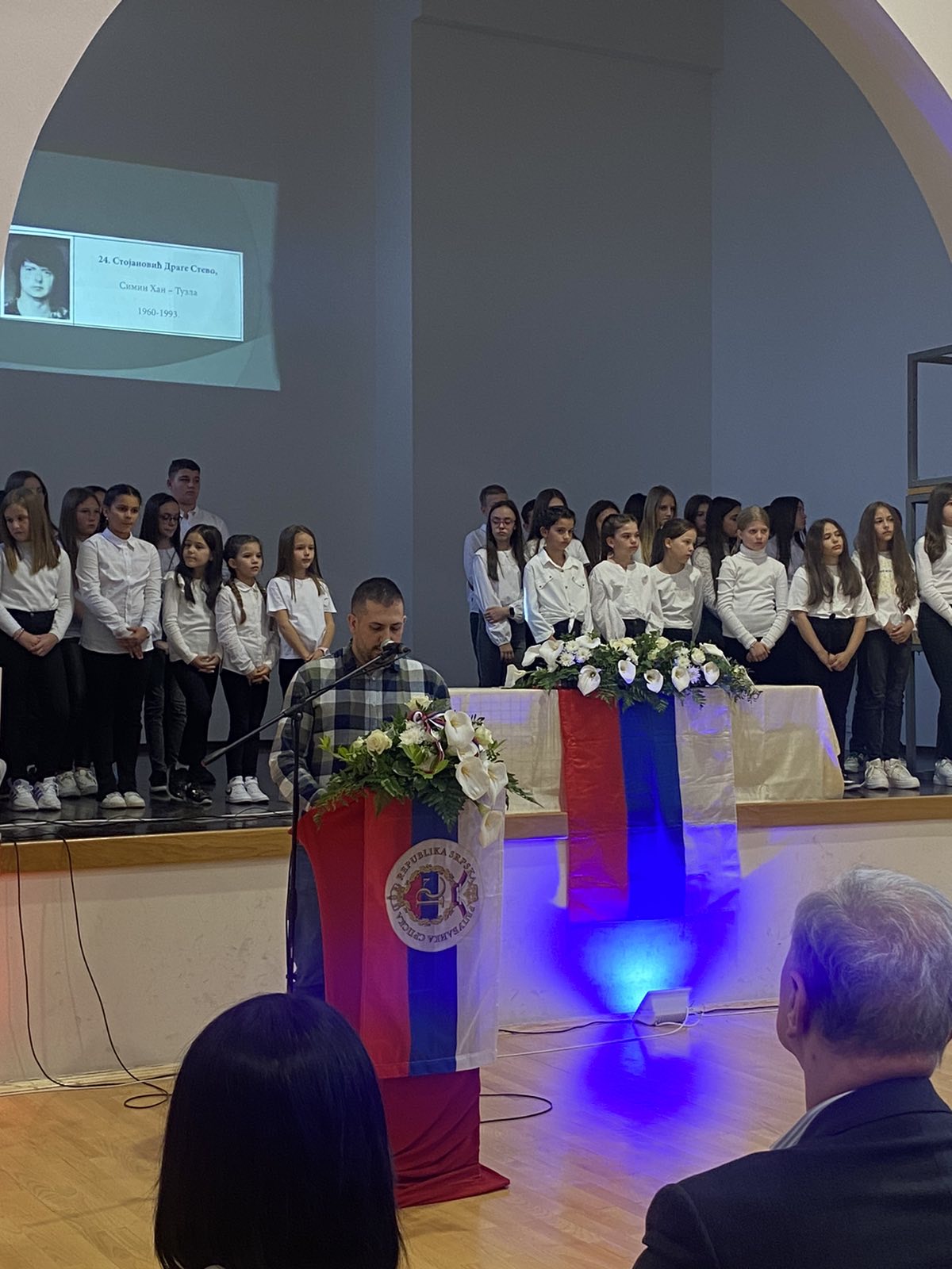 AKADEMIJA "ČUVAJMO NAŠE HEROJE" Djeca poginulih boraca riječju, stihom i pjesmom govorili o srpskim junacima