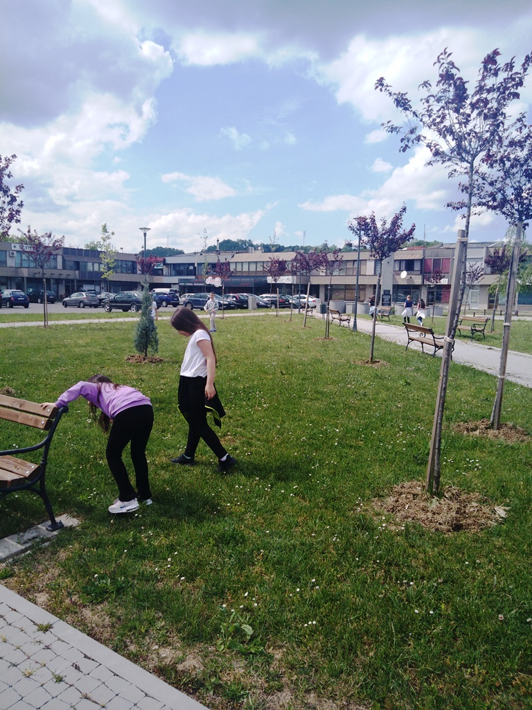 DAN PLANETE ZEMLJE Učenici očistili park u centru Ugljevika