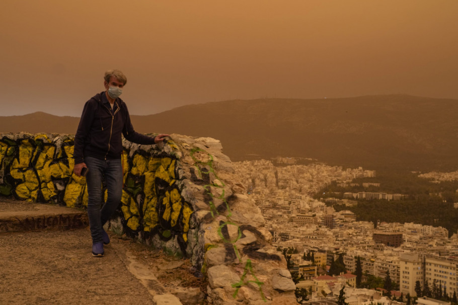 Apokaliptične slike iz Atine: Cijeli grad prekrila prašina iz Sahare (VIDEO)