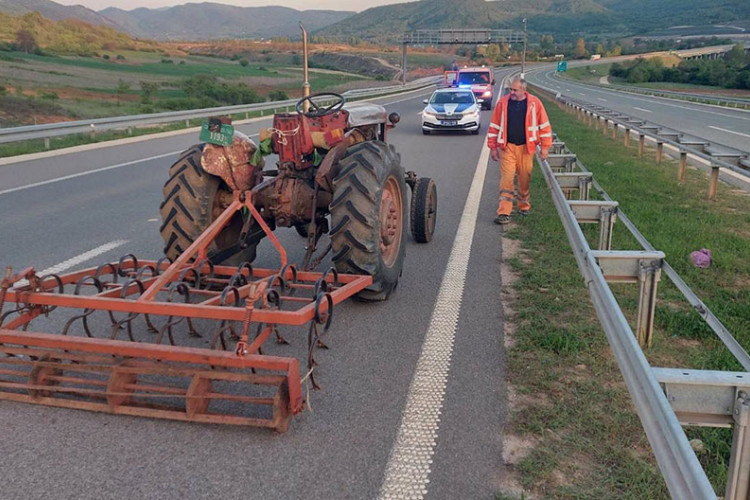 Srbija: Pijan vozio traktor auto-putem u suprotnom smjeru (FOTO)