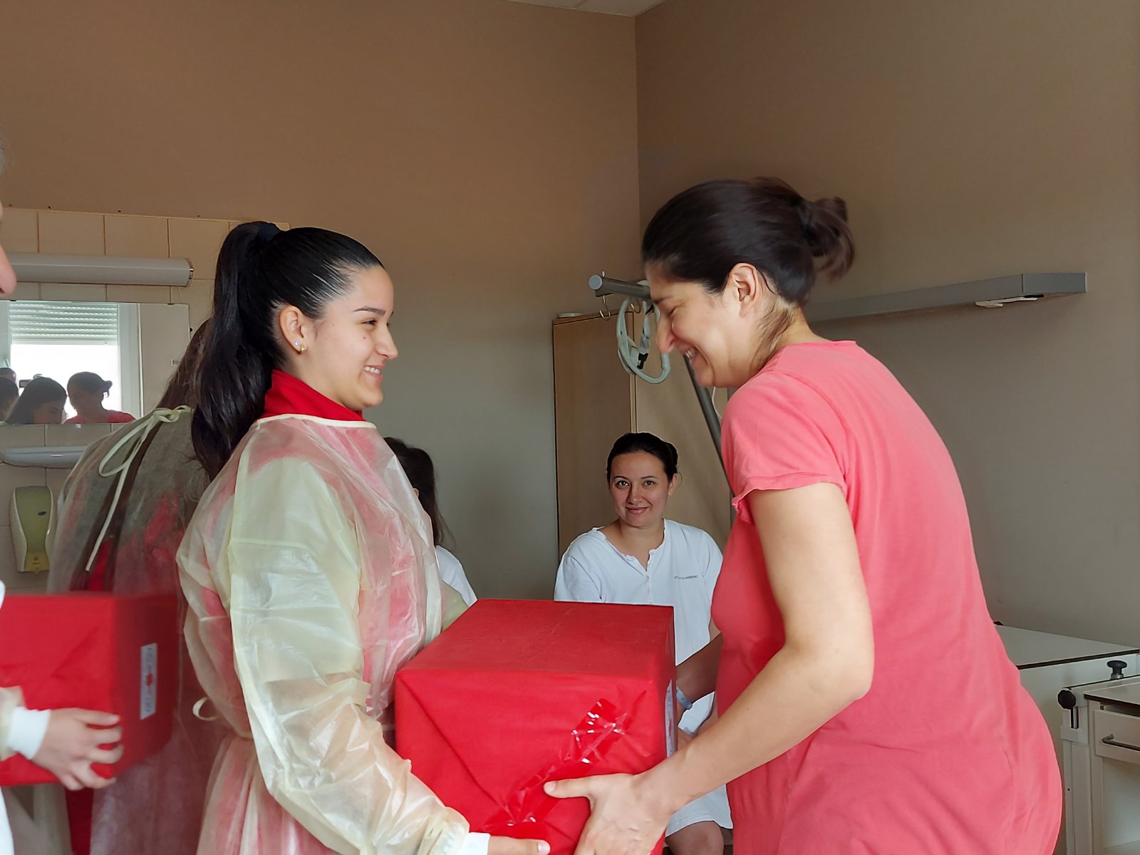 Bolnica Bijeljina: Pokloni za majke i bebe u Nedjelji Crvenog krsta
