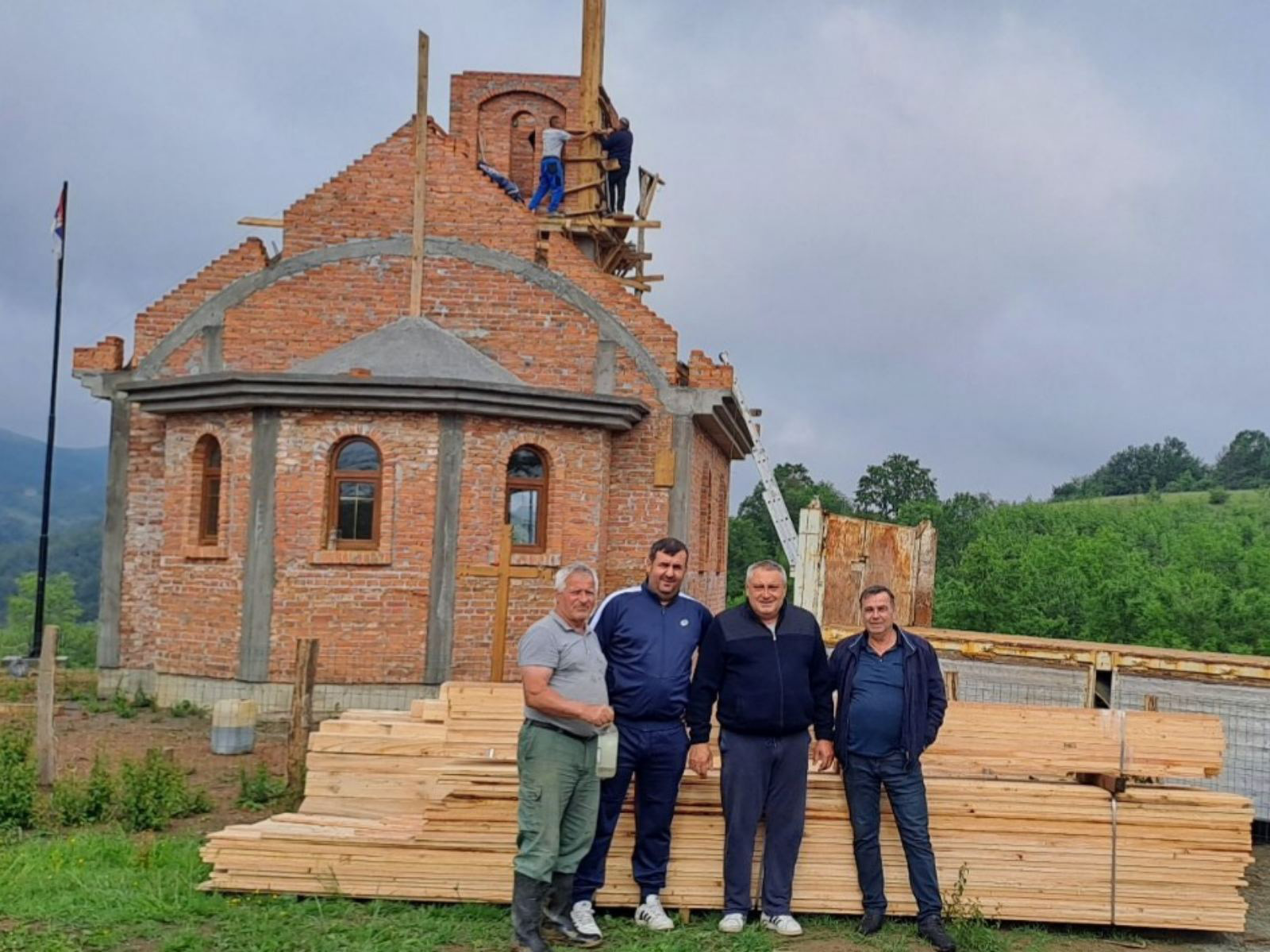 Đokić i Tomić donirali građu za krov hrama u Lipovicama