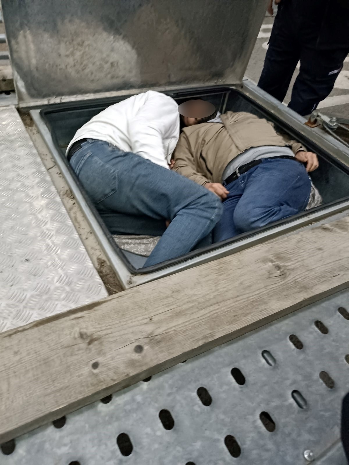 Pronađeni migranti skriveni u gazištima autoprikolice