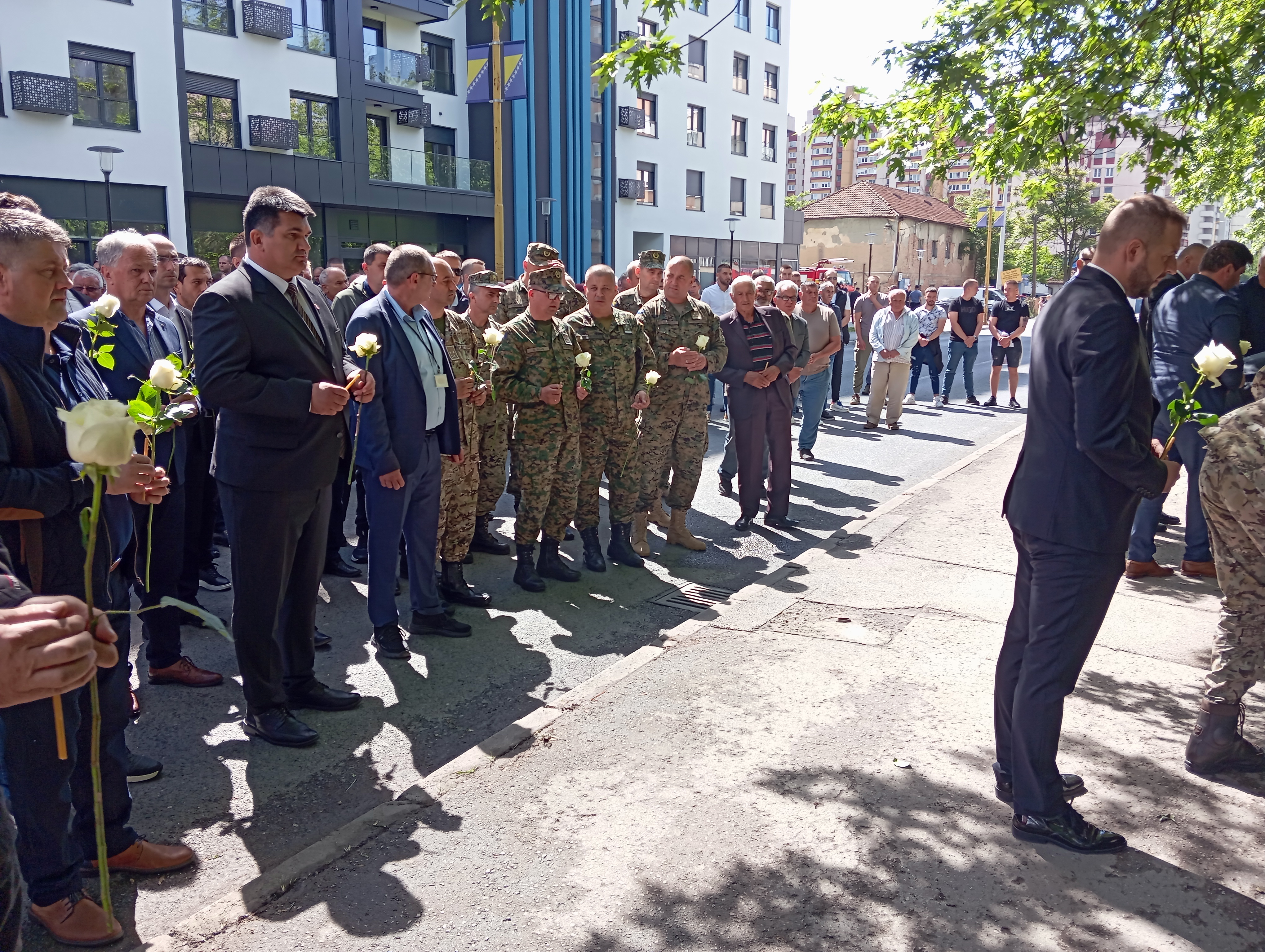 Tuzla: Služen pomen i položeno cvijeće na mjestu stradanja pripadnika JNA (FOTO)