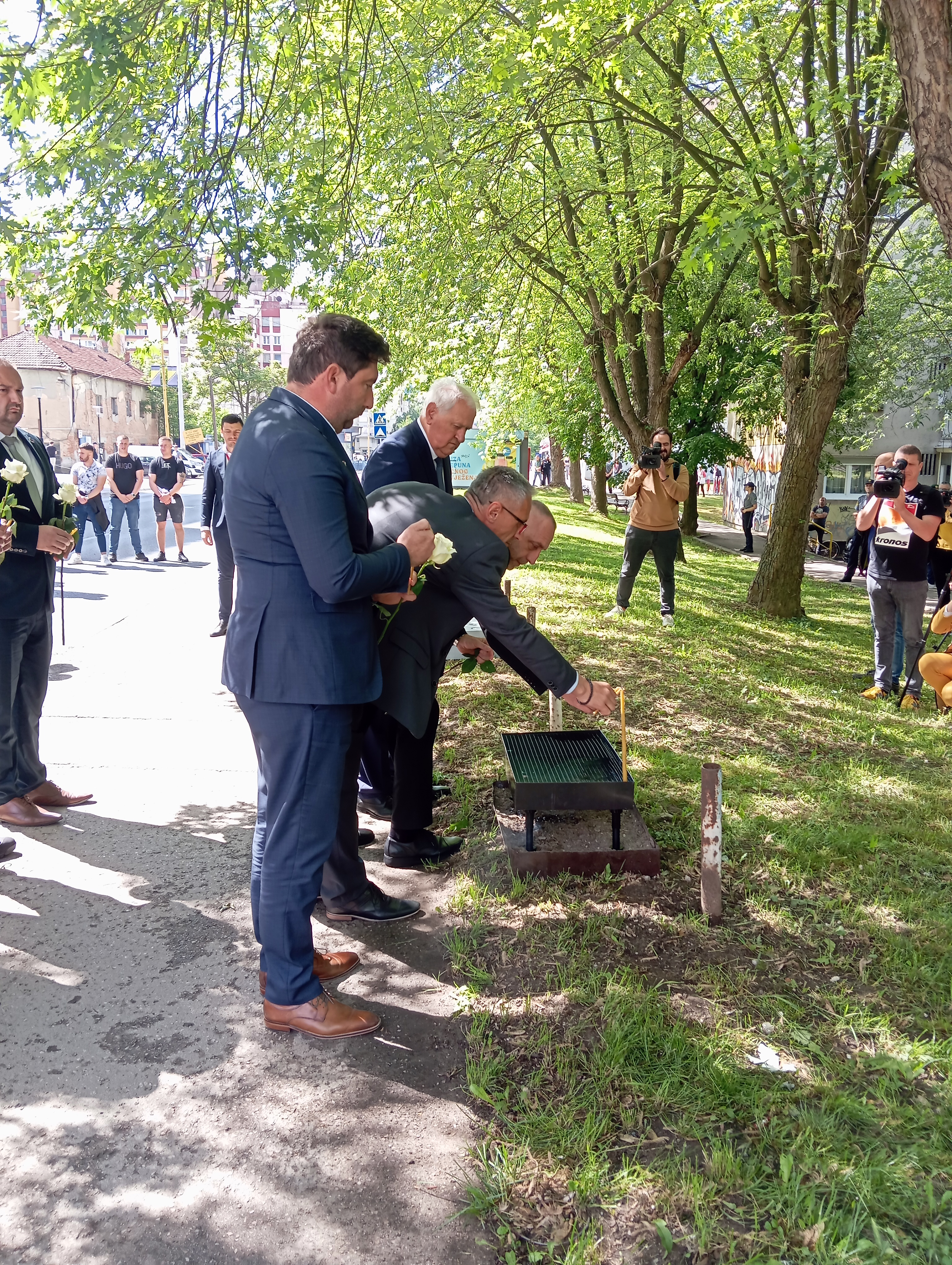 Tuzla: Služen pomen i položeno cvijeće na mjestu stradanja pripadnika JNA (FOTO)
