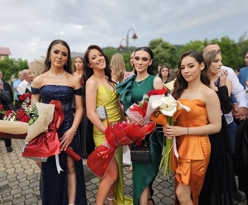 MLADOST I LJEPOTA UGLJEVIKA: Maturante grad pozdravio