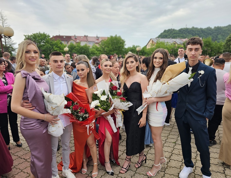 MLADOST I LJEPOTA UGLJEVIKA: Maturante grad pozdravio