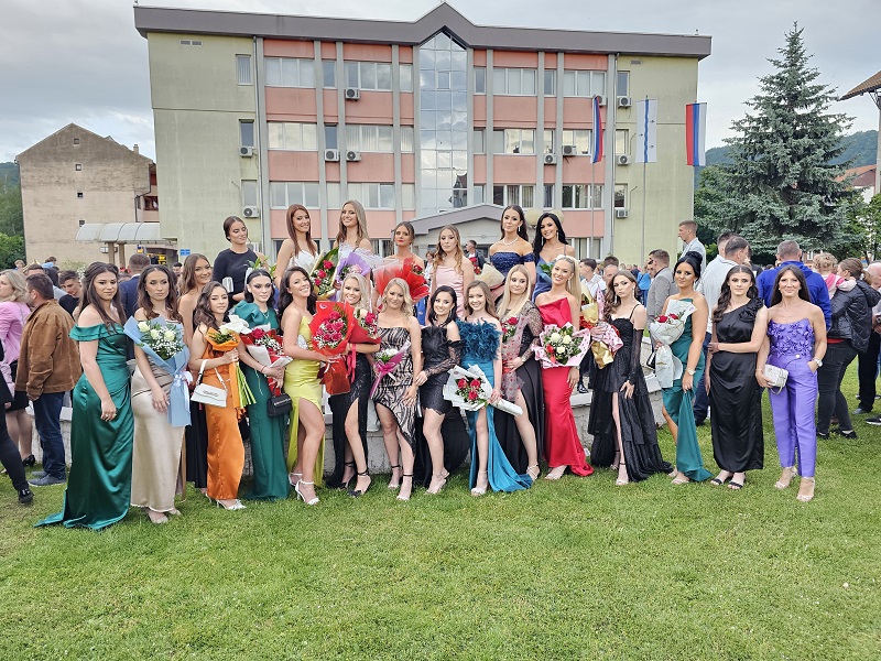 MLADOST I LJEPOTA UGLJEVIKA: Maturante grad pozdravio