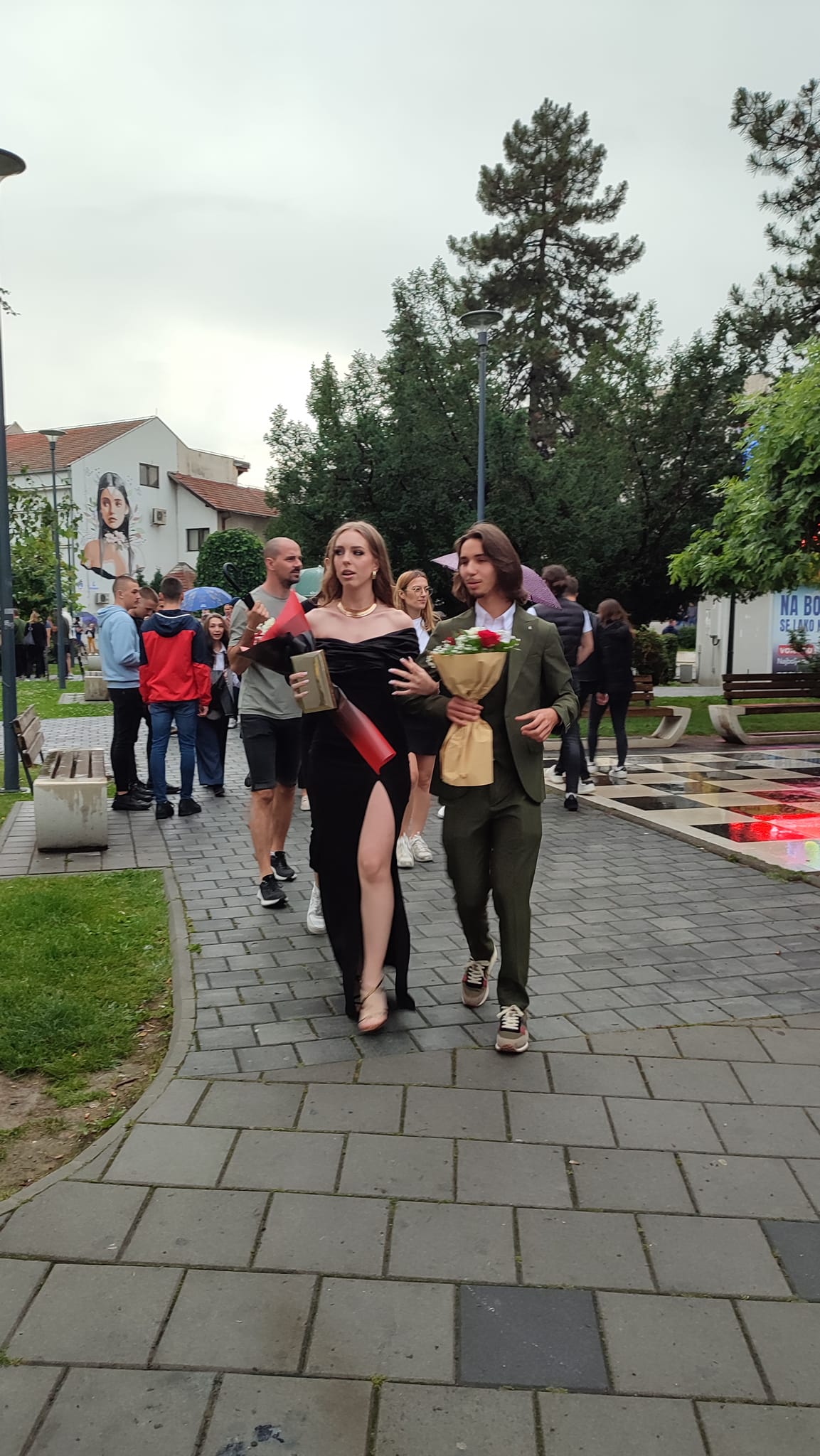 Zbogom srednjoškolski dani: Bijeljinski gimnazijalci proslavljaju maturu FOTO