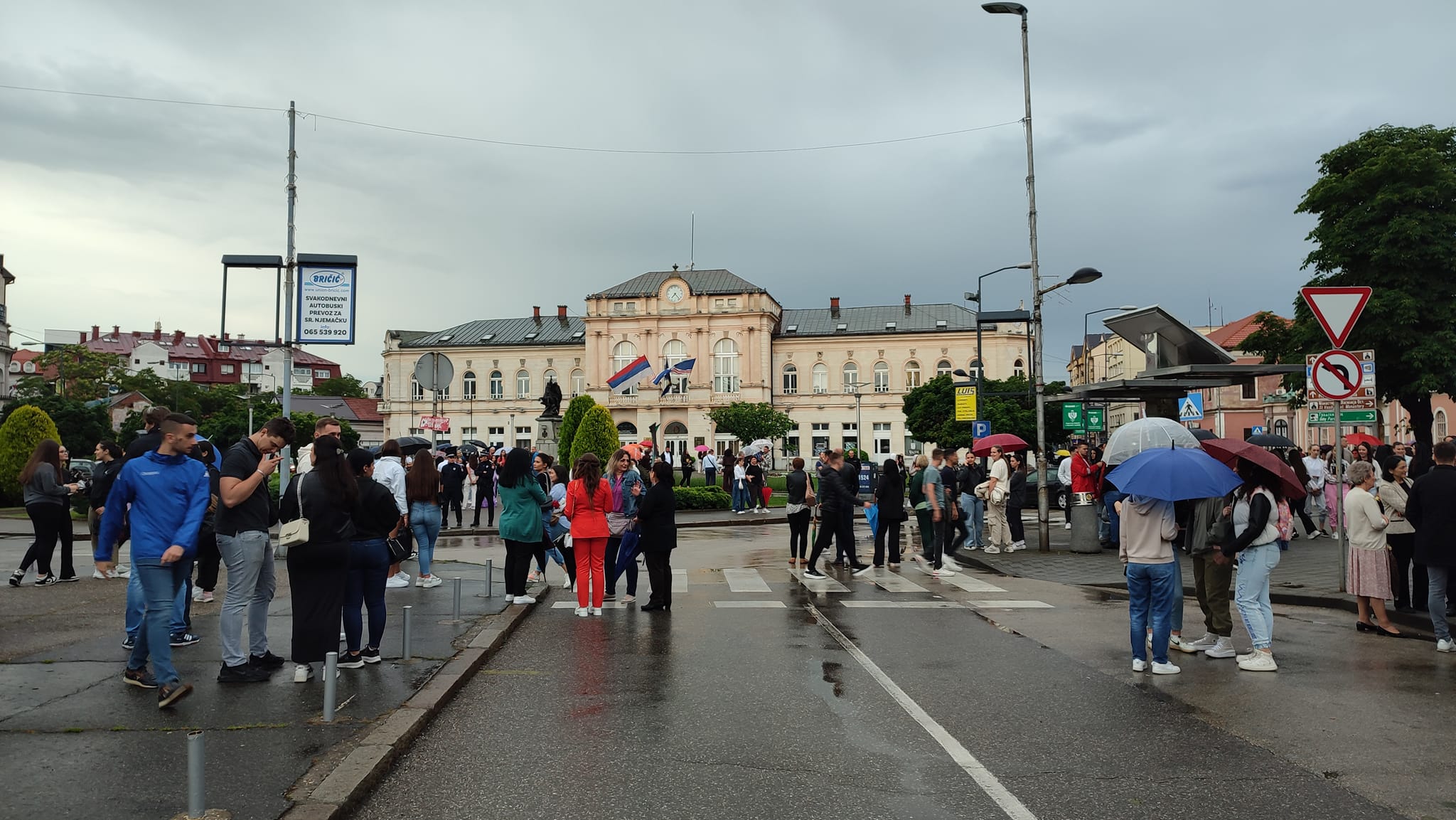 Zbogom srednjoškolski dani: Bijeljinski gimnazijalci proslavljaju maturu FOTO