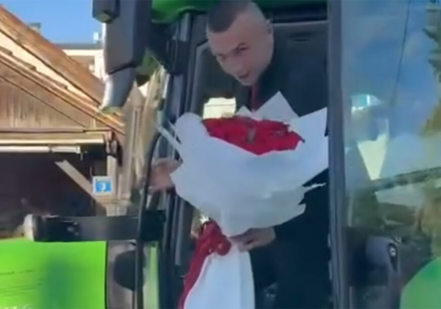 Maturant iz Brčkog došao traktorom na proslavu (VIDEO)