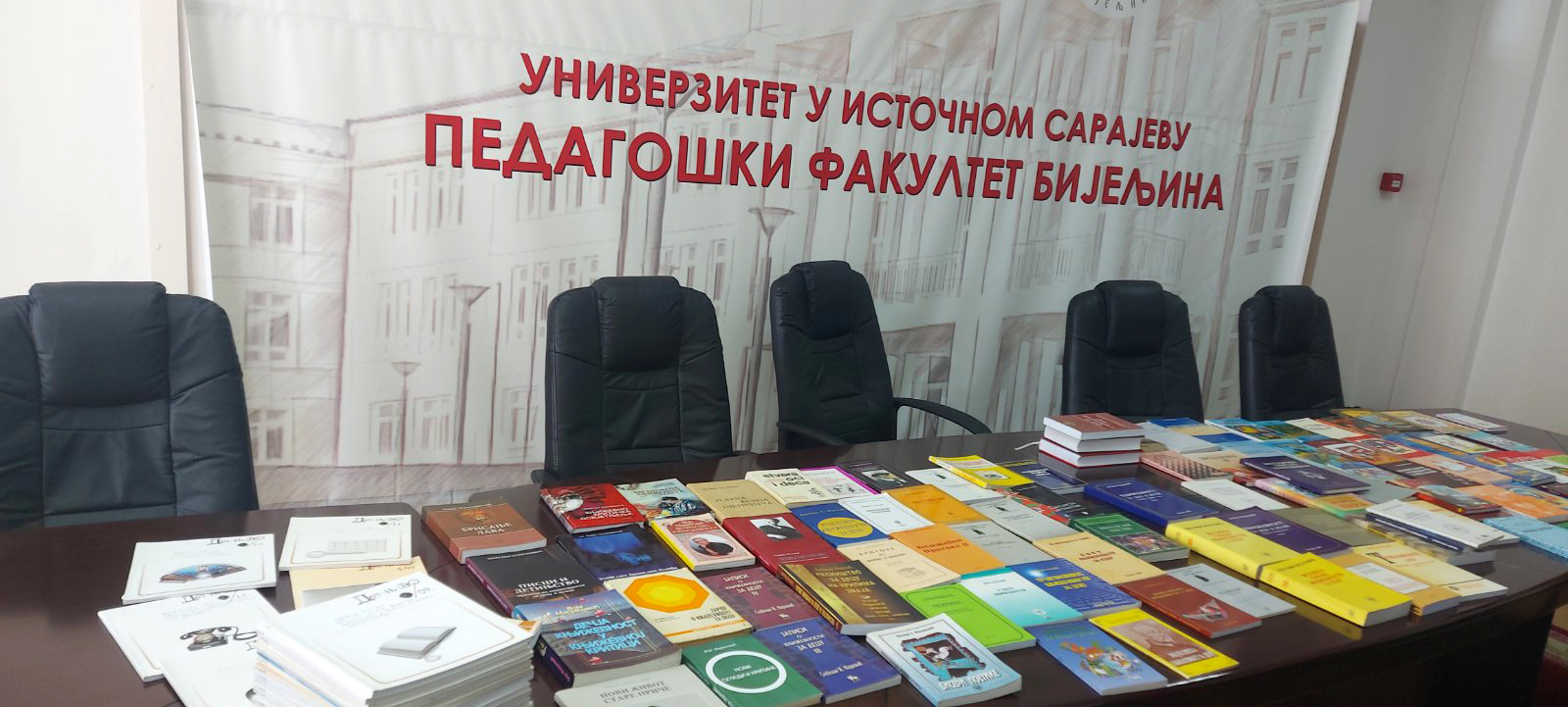 Bijeljina: Bivši dekan poklonio 106 knjiga fakultetskoj biblioteci