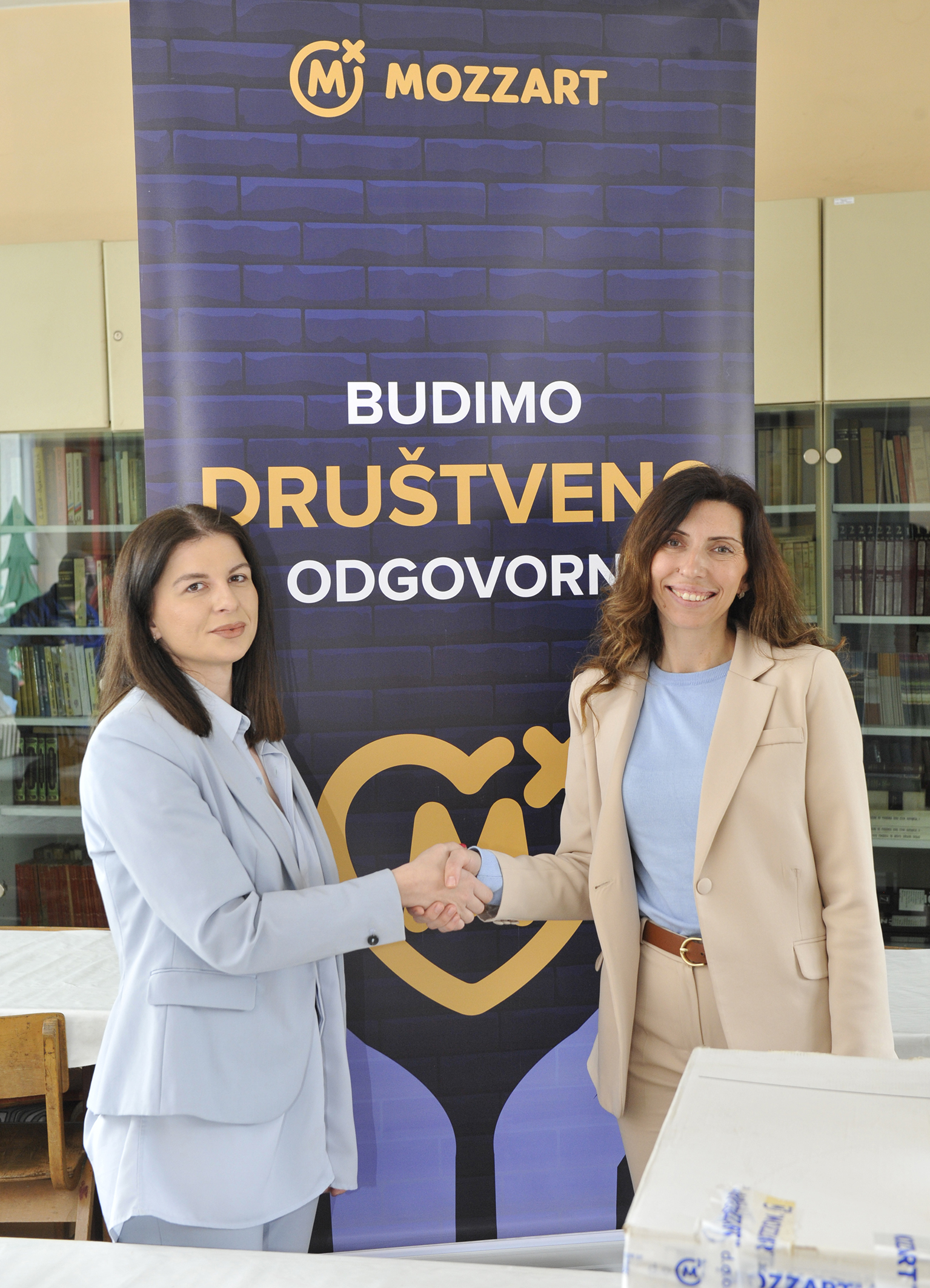 Osnovcima iz Kozarske Dubice i Bijeljine stigli vrijedni pokloni