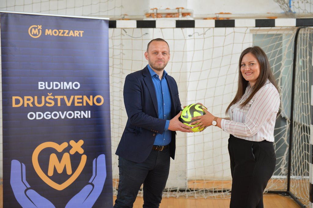 Osnovcima iz Kozarske Dubice i Bijeljine stigli vrijedni pokloni