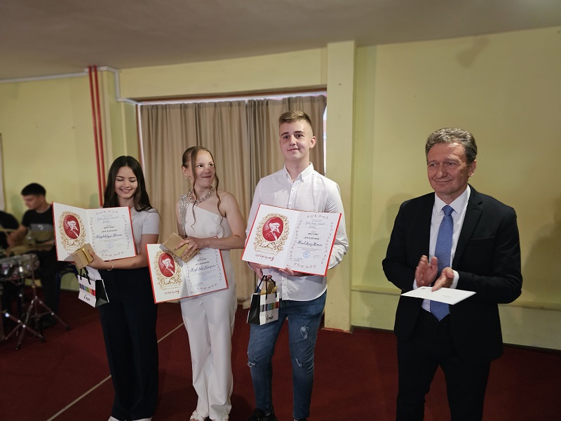 Dan učeničkog stvaralaštva" u ugljevičkoj osnovnoj školi: OPŠTINA NAGRADILA NAJBOLJE (FOTO)