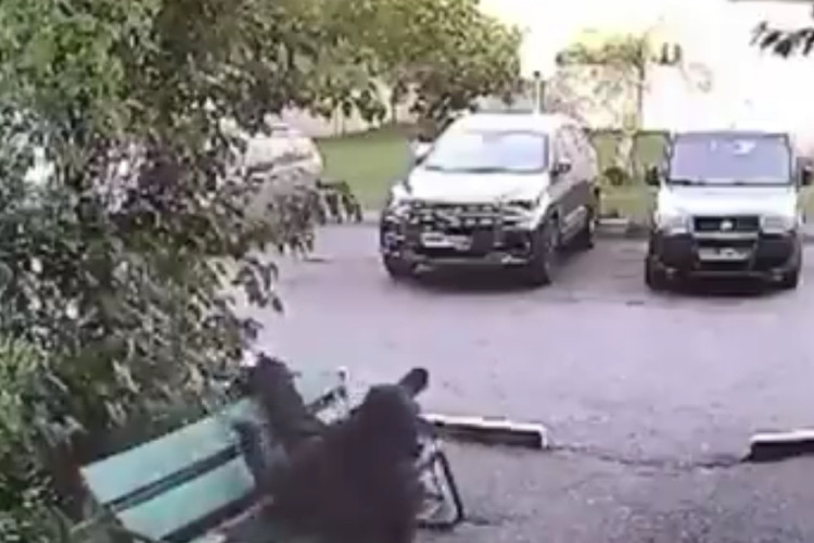 Rus pao sa trećeg sprata, pa ustao i otišao kao da se ništa nije desilo (VIDEO)