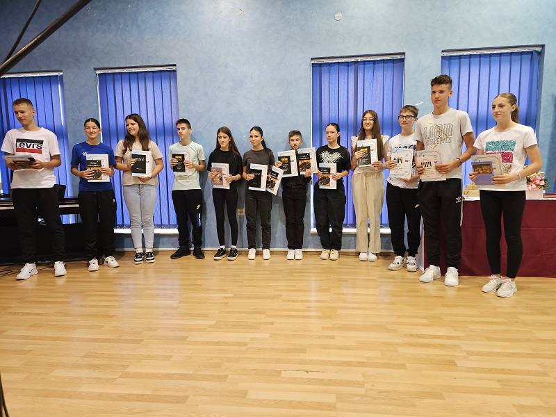 Osnovci iz Zabrđa kod Ugljevika obilježili "Dan učeničkih postignuća": Milica Nešković - đak generacije (FOTO)