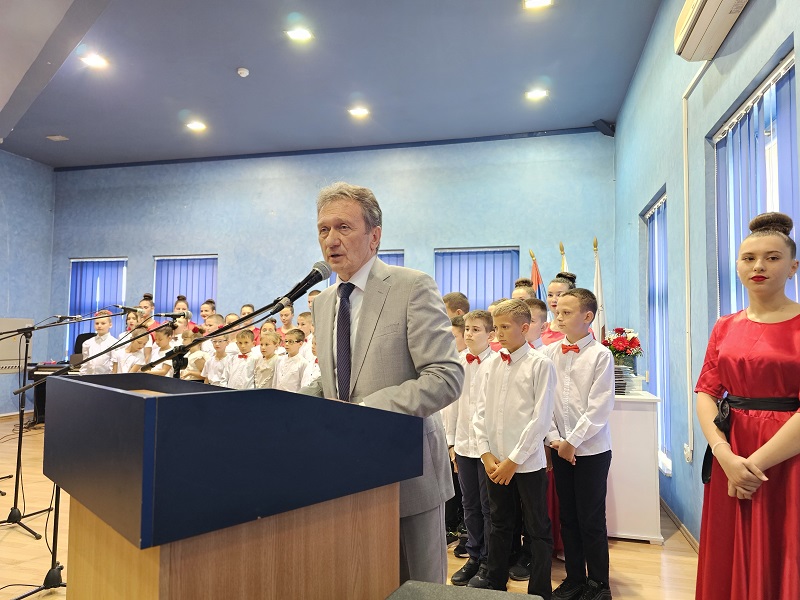 Osnovci iz Zabrđa kod Ugljevika obilježili "Dan učeničkih postignuća": Milica Nešković - đak generacije (FOTO)