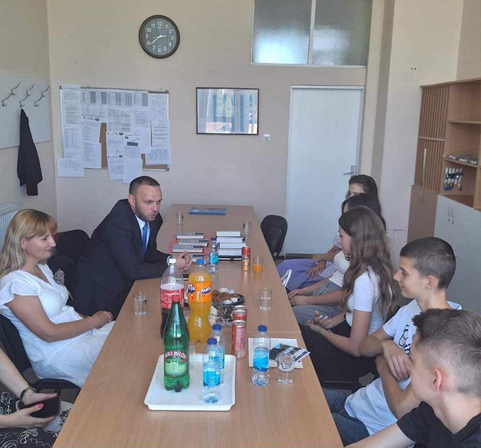 OŠ "Dvorovi": Proglašen učenik generacije i dodjeljene Vukove diplome